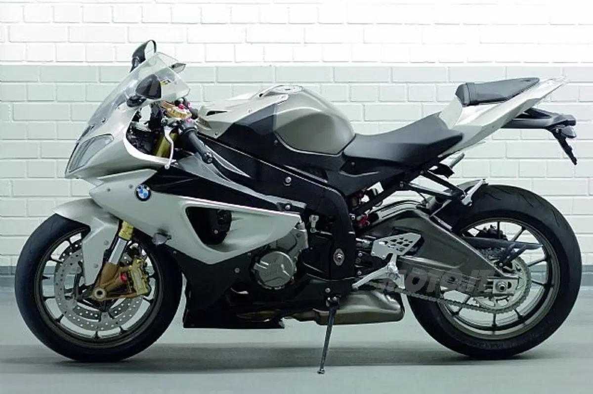 BMW S1000RR. Ecco la versione stradale! (4)
