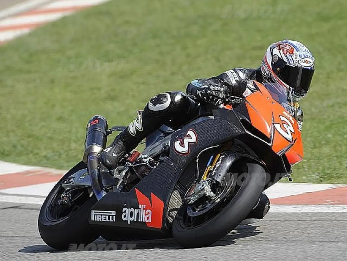 Aprilia debutta in Superstock (2)