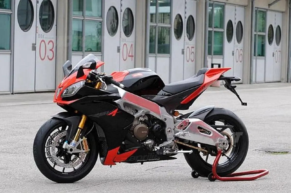 Aprilia debutta in Superstock (3)