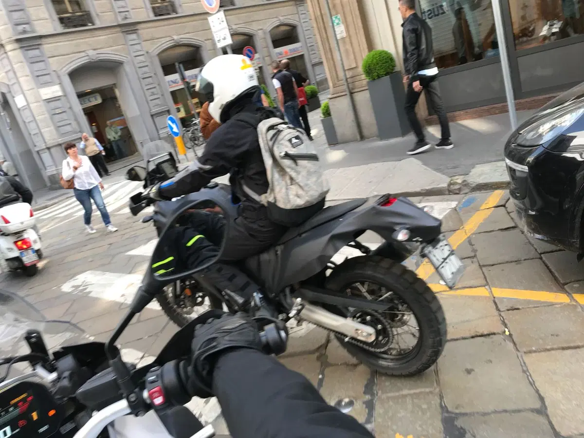 Foto spia: Yamaha T&eacute;n&eacute;r&eacute; 700 "beccata" a Milano