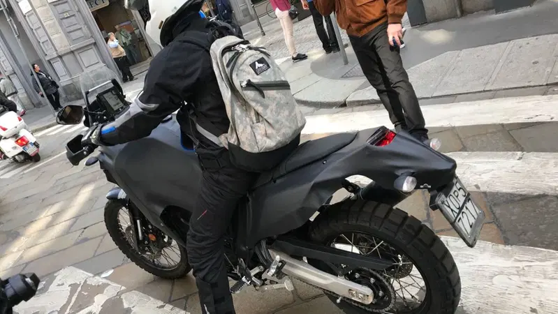 Foto spia: Yamaha T&eacute;n&eacute;r&eacute; 700 "beccata" a Milano