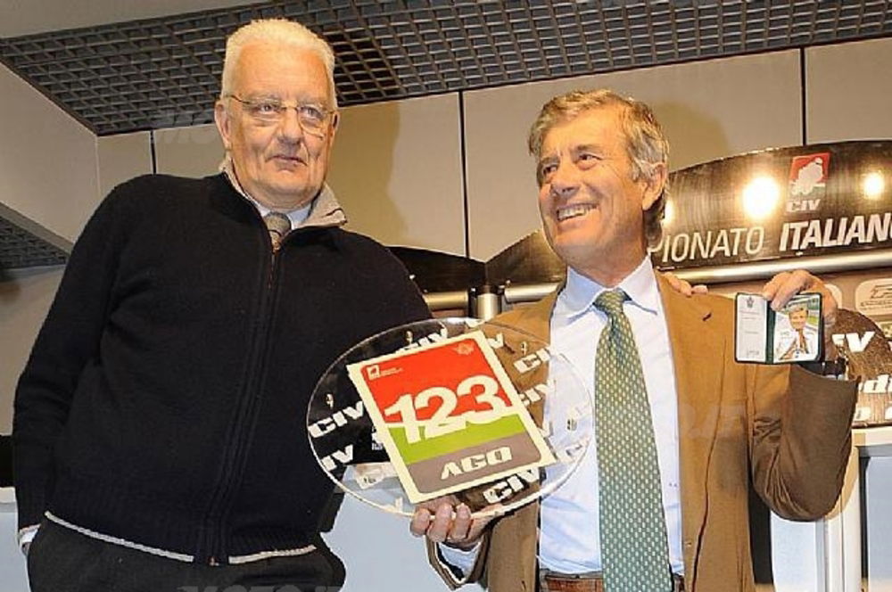 Paolo Sesti premia Giacomo Agostini