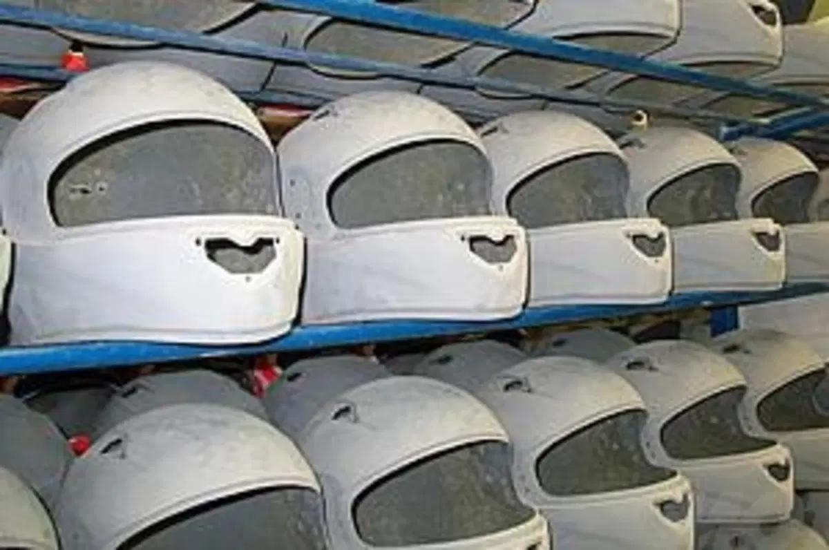 I Finanzieri sequestrano 7.000 caschi difettosi