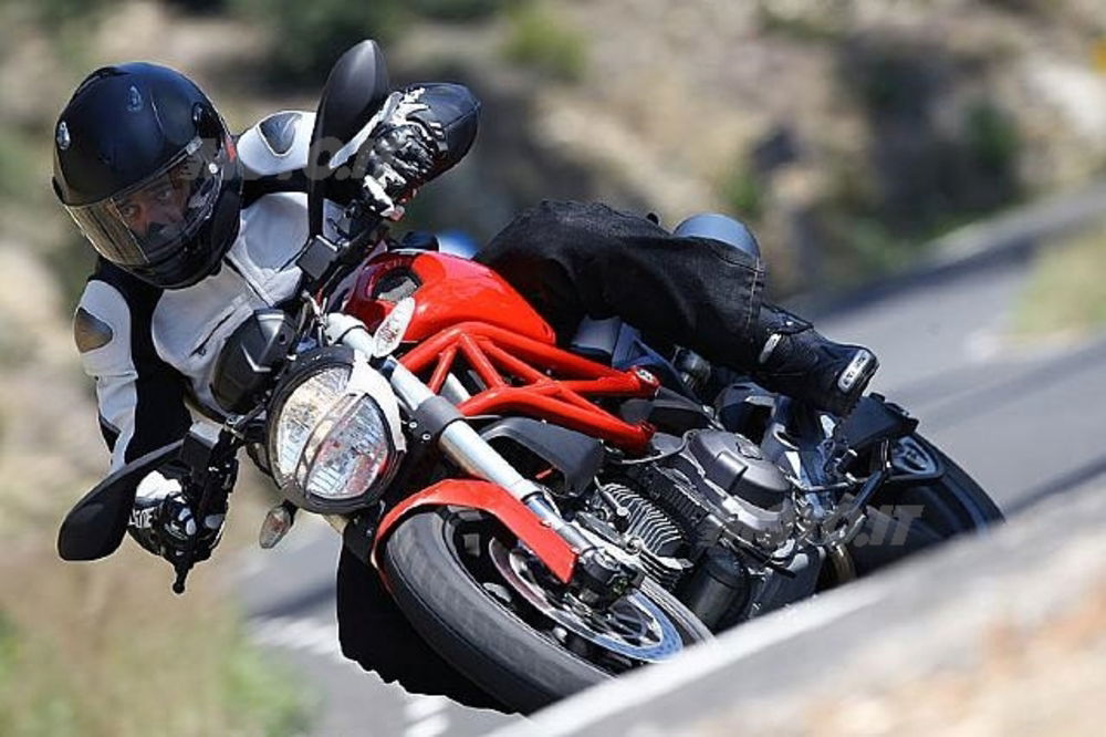 Ducati Monster 696. Sono le moto nude le preferite dai motociclisti italiani