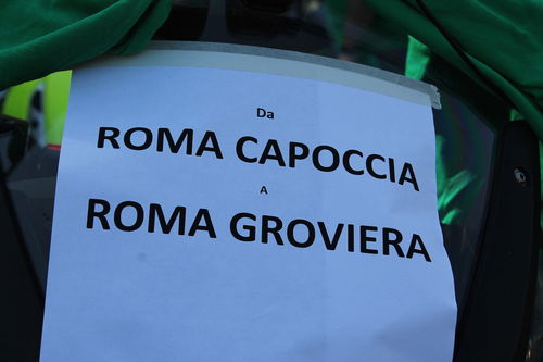 «Basta buche»: moto e scooter contro il Campidoglio (6)