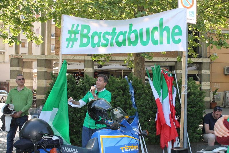 &laquo;Basta buche&raquo;: moto e scooter contro il Campidoglio