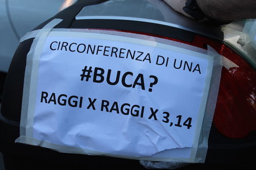 «Basta buche»: moto e scooter contro il Campidoglio (4)