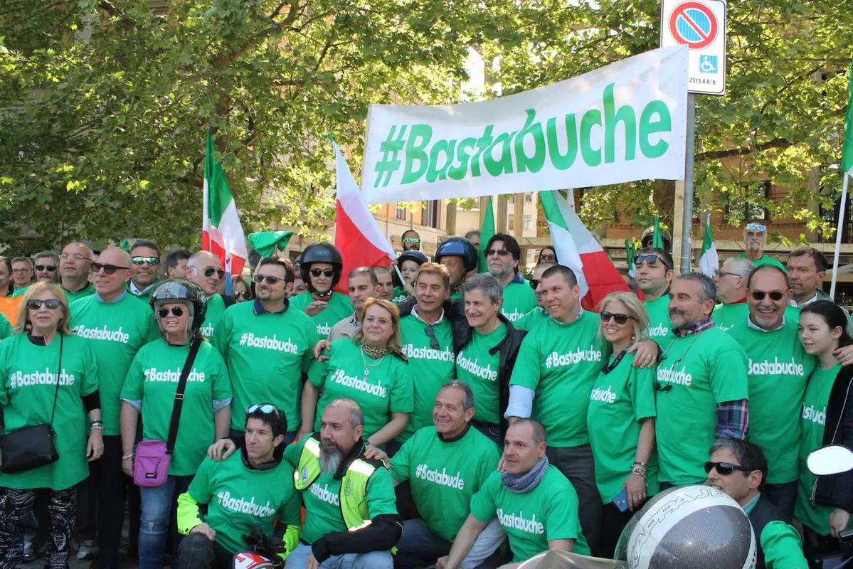 «Basta buche»: moto e scooter contro il Campidoglio (10)