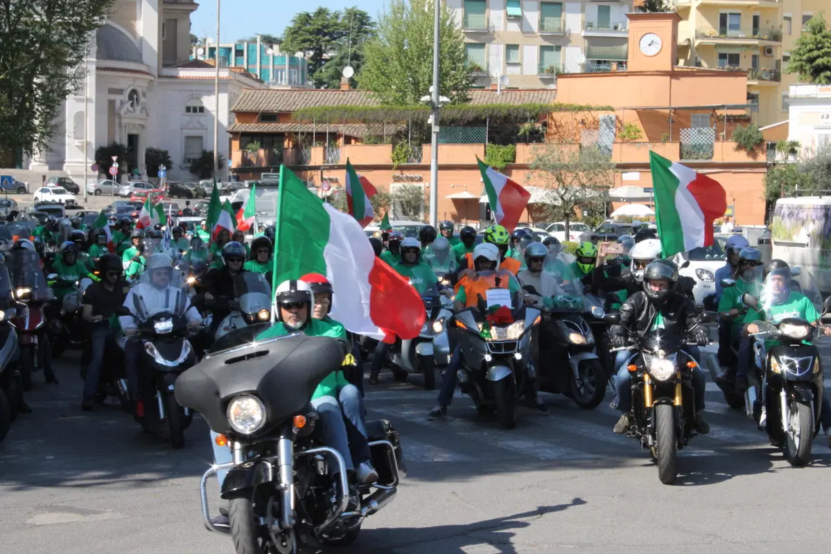 «Basta buche»: moto e scooter contro il Campidoglio (11)