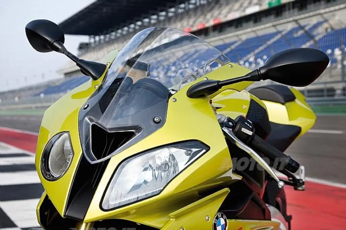 BMW, svelata ufficialmente la S1000RR