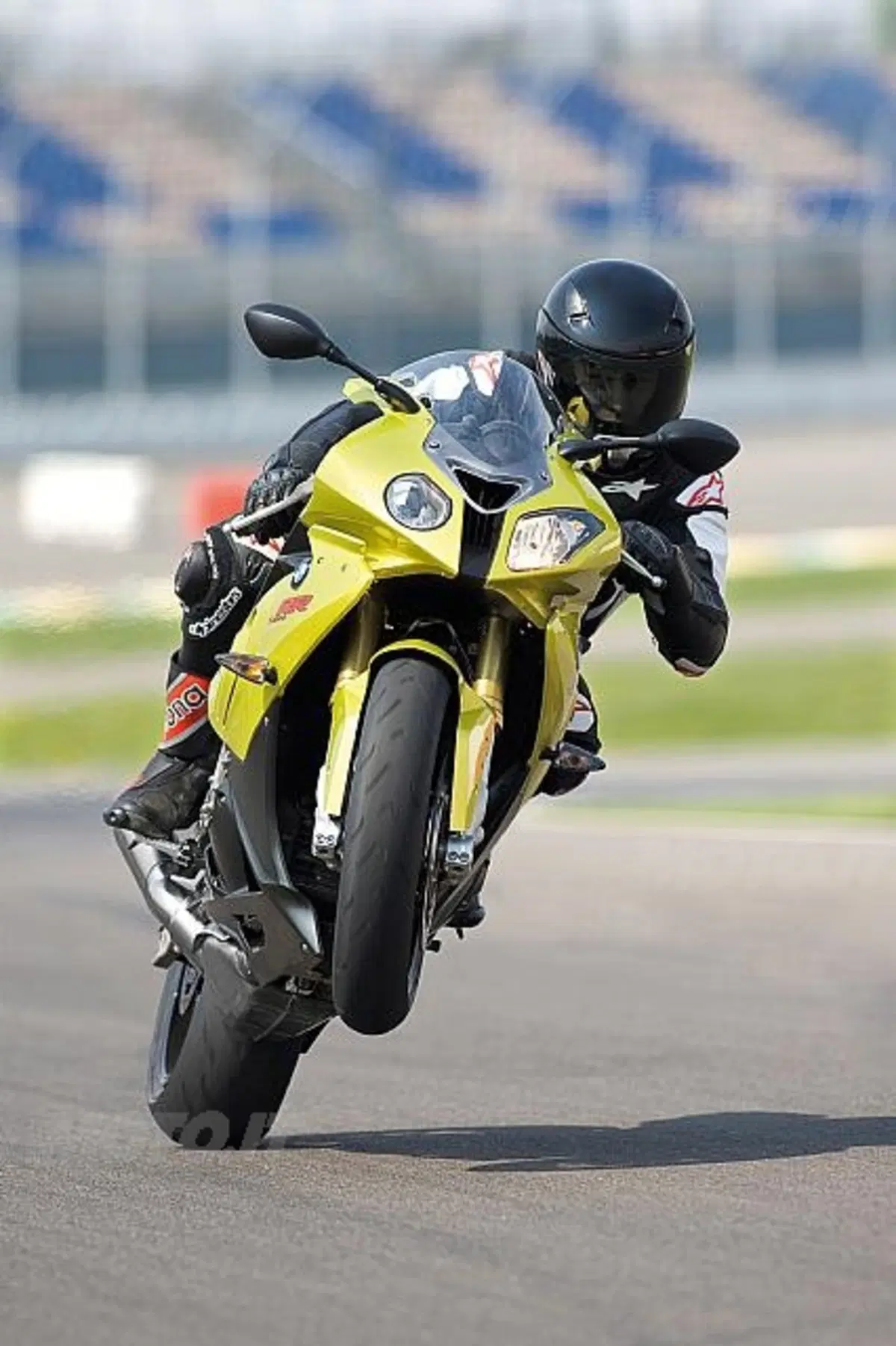BMW, svelata ufficialmente la S1000RR (2)