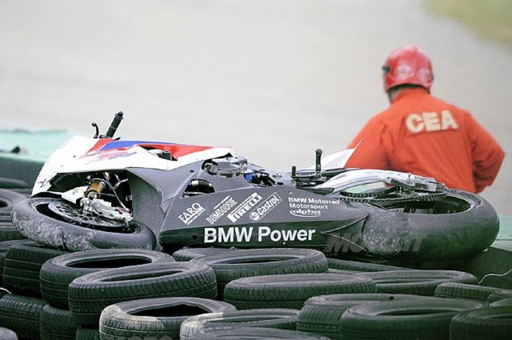 La BMW di Corser, coinvolta nell'incidente in partenza