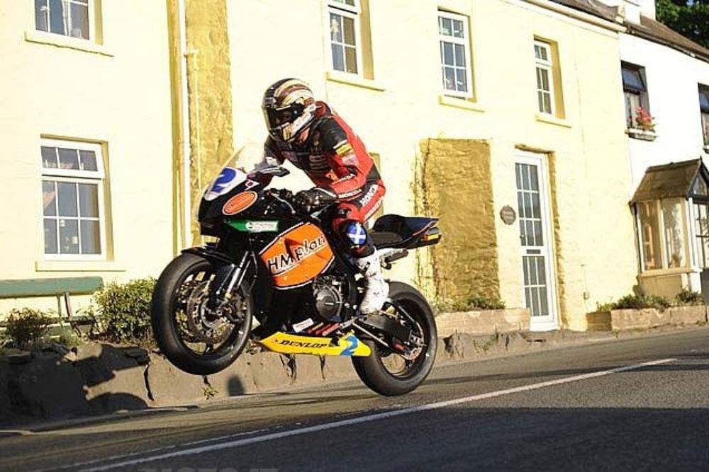 John McGuinness impegnato a vincere il suo 15° Tourist Trophy... 