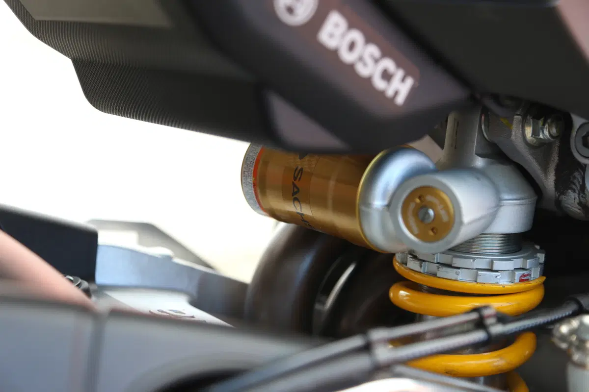 Aprilia RSV4RR: meno spesa, tanta resa (3)
