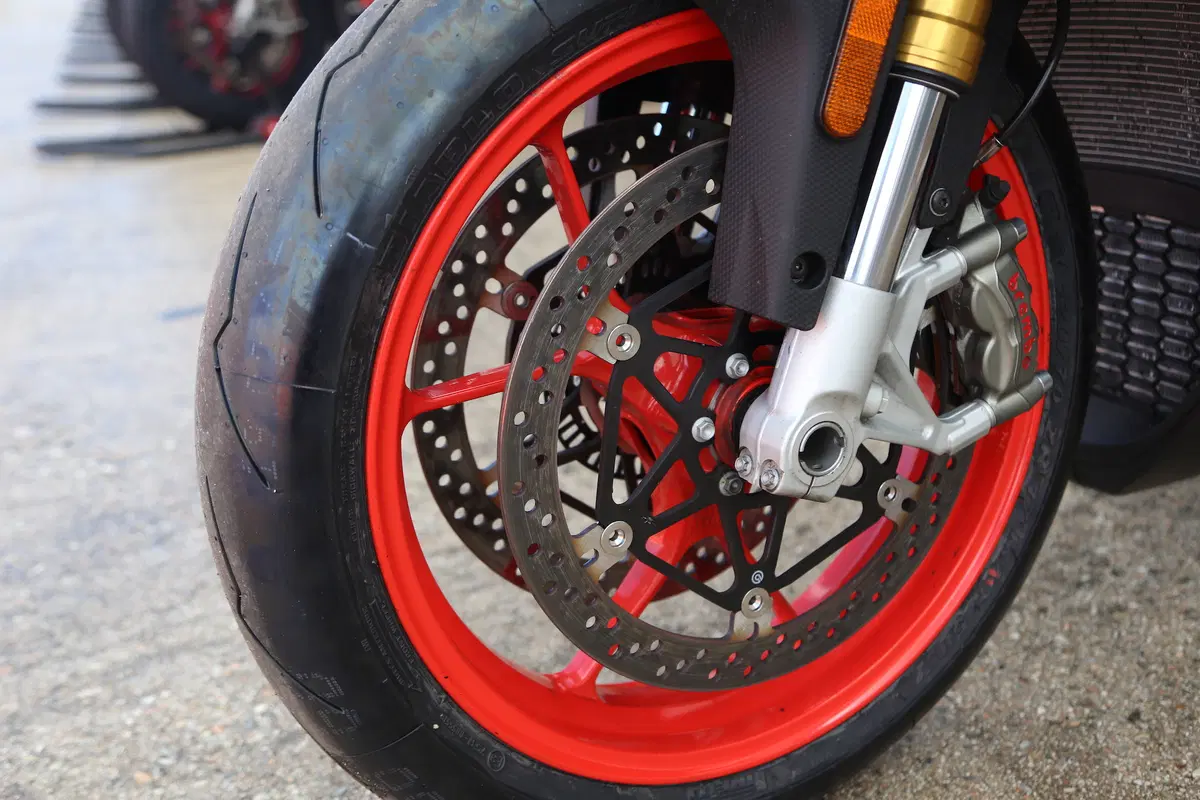 Aprilia RSV4RR: meno spesa, tanta resa (4)