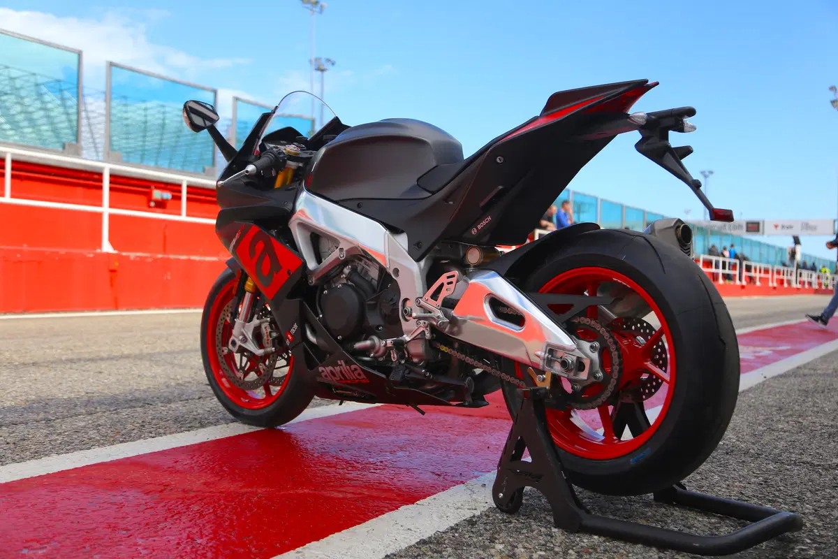 Aprilia RSV4RR: meno spesa, tanta resa