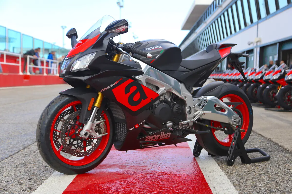 Aprilia RSV4RR: meno spesa, tanta resa (2)