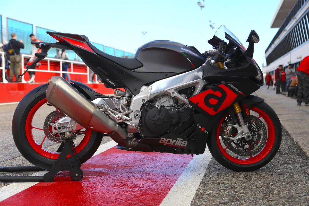 Aprilia RSV4RR: meno spesa, tanta resa (4)