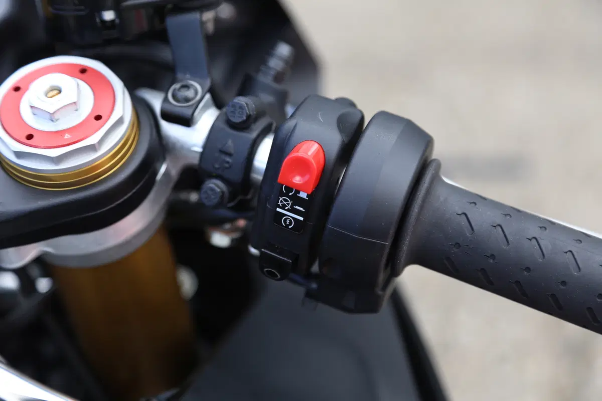 Aprilia RSV4RR: meno spesa, tanta resa (2)