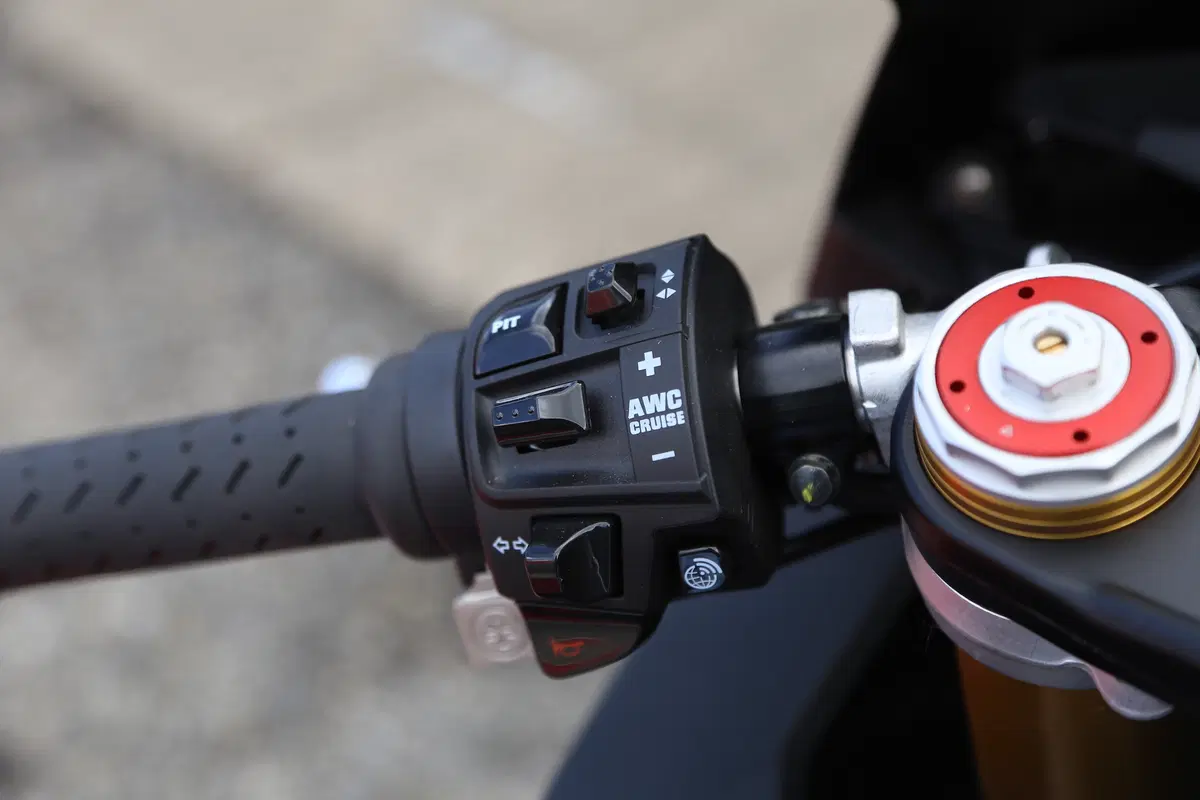 Aprilia RSV4RR: meno spesa, tanta resa (3)