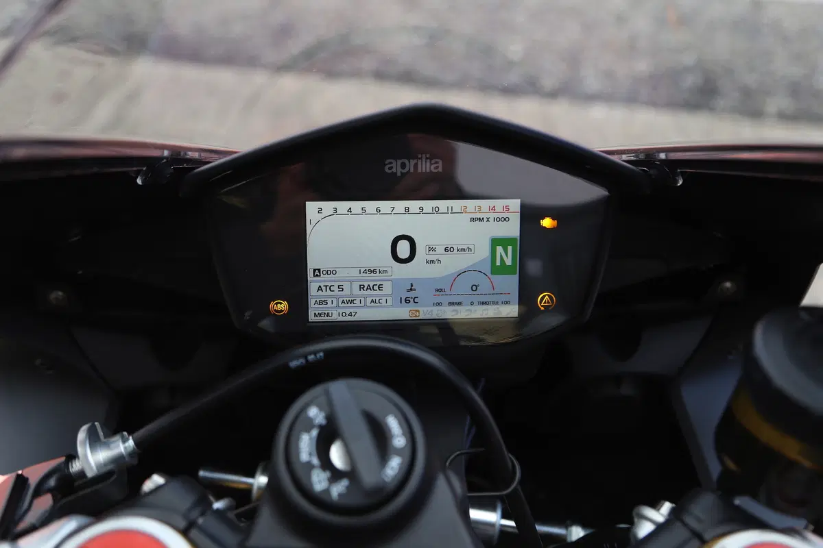 Aprilia RSV4RR: meno spesa, tanta resa (4)