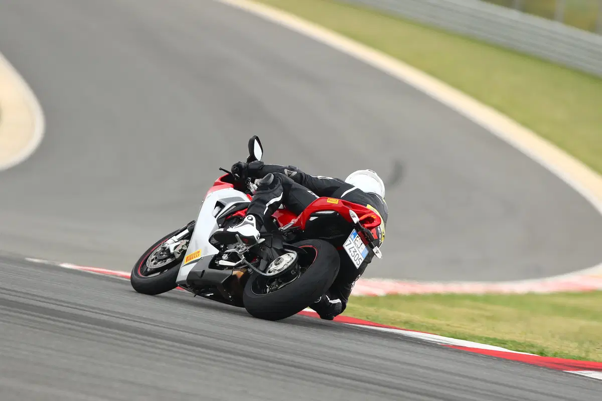 Pirelli Diablo Rosso Corsa II. Test su strada e in pista
