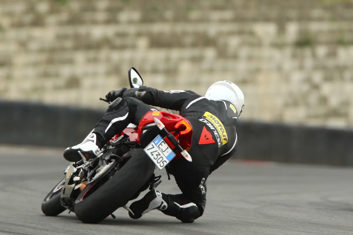 Pirelli Diablo Rosso Corsa II. Test su strada e in pista (2)