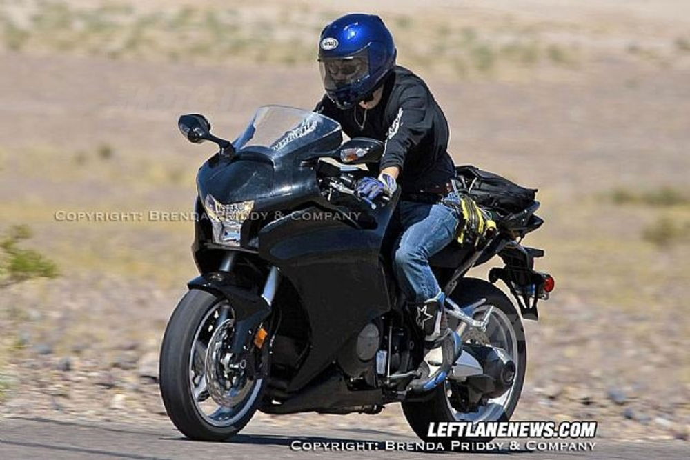 La nuovissima Honda V4(1200?)è scesa in strada. Eccola in America, nelle foto catturate dal sito leftlanenews.com