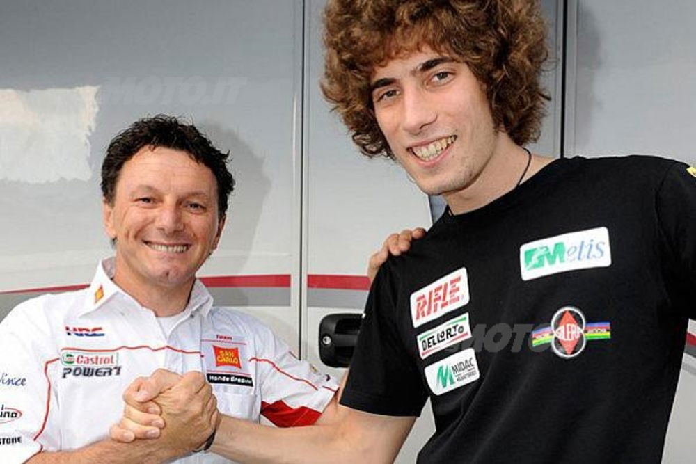 La stretta di mano con cui Gresini e Simoncelli hanno sancito il loro accordo per il 2010