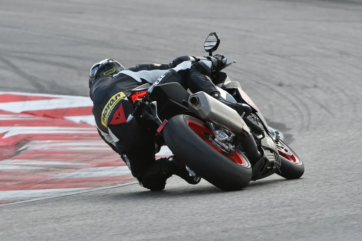 Aprilia RSV4RR: meno spesa, tanta resa