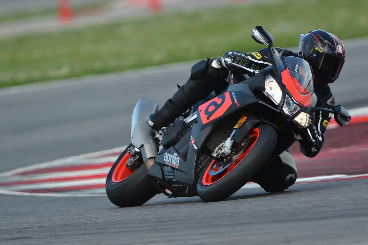 Aprilia RSV4RR: meno spesa, tanta resa (2)