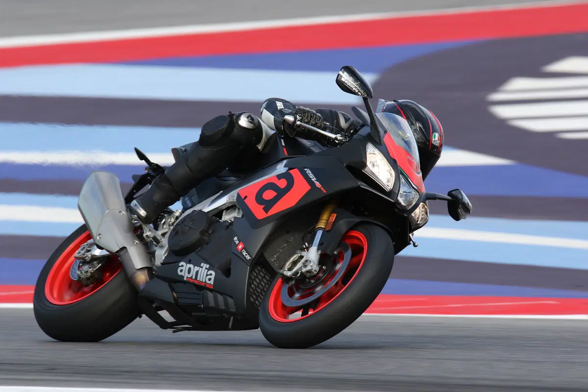 Aprilia RSV4RR: meno spesa, tanta resa (3)