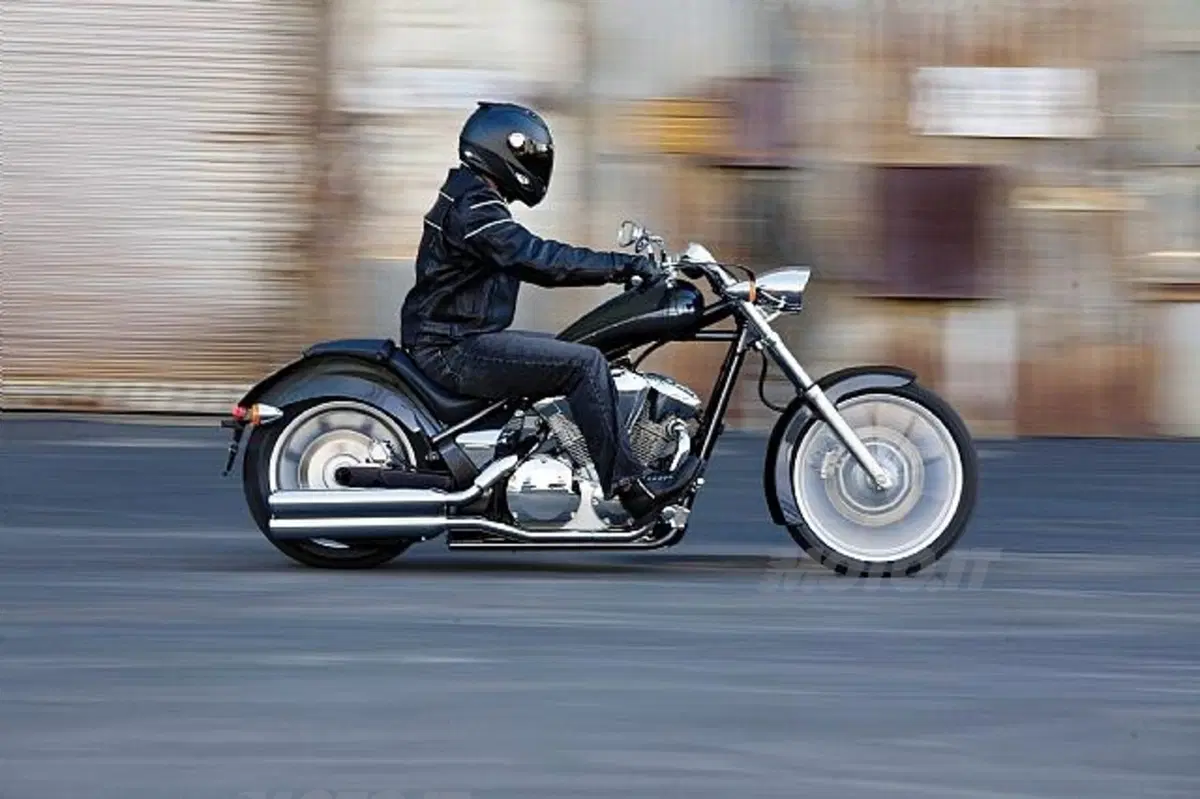 Honda VT1300CX   (6)