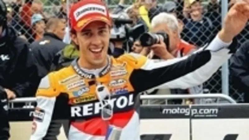MotoGP. Nella gara pi&ugrave; pazza del mondo vince il Dovi