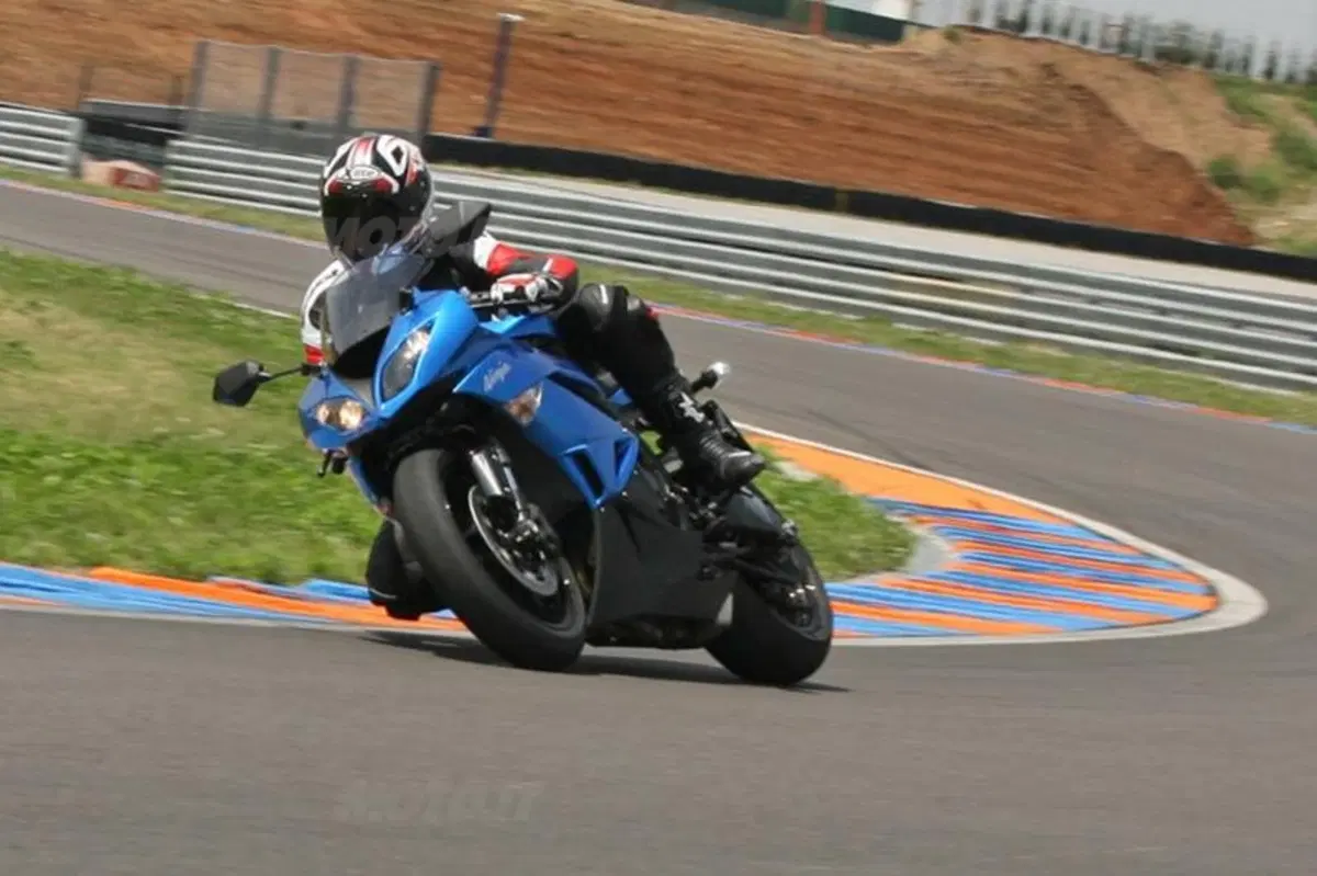 KAWASAKI Ninja ZX-6R (9)