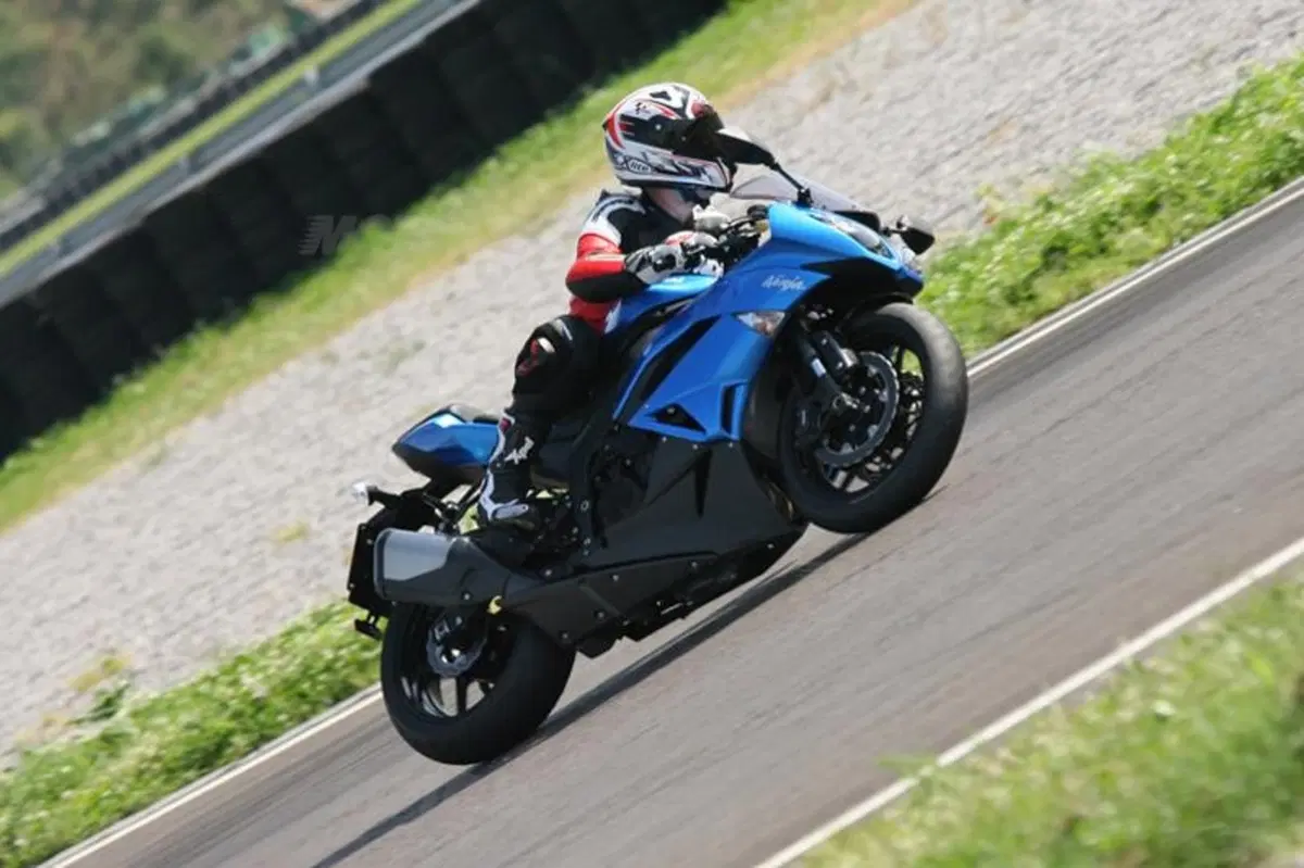 KAWASAKI Ninja ZX-6R (10)
