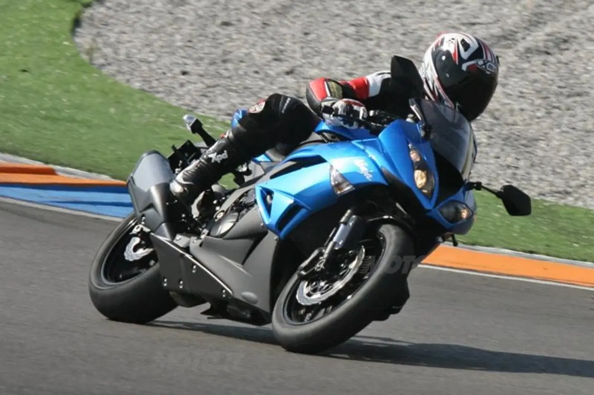 KAWASAKI Ninja ZX-6R (14)