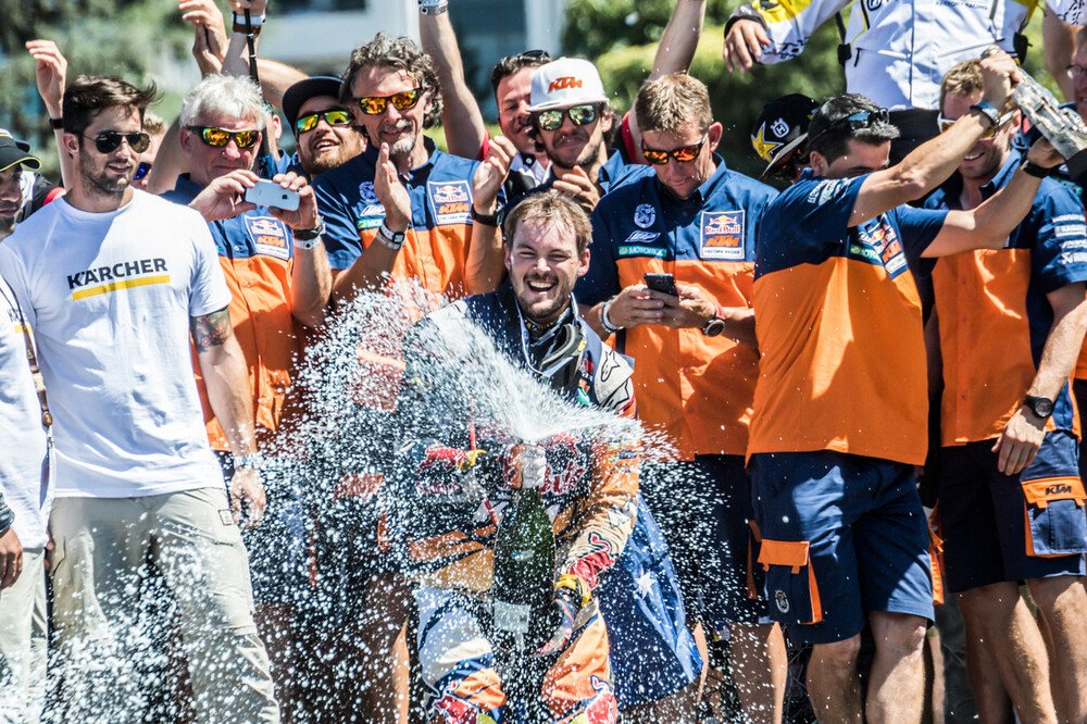 I festeggiamenti per la vittoria del team KTM