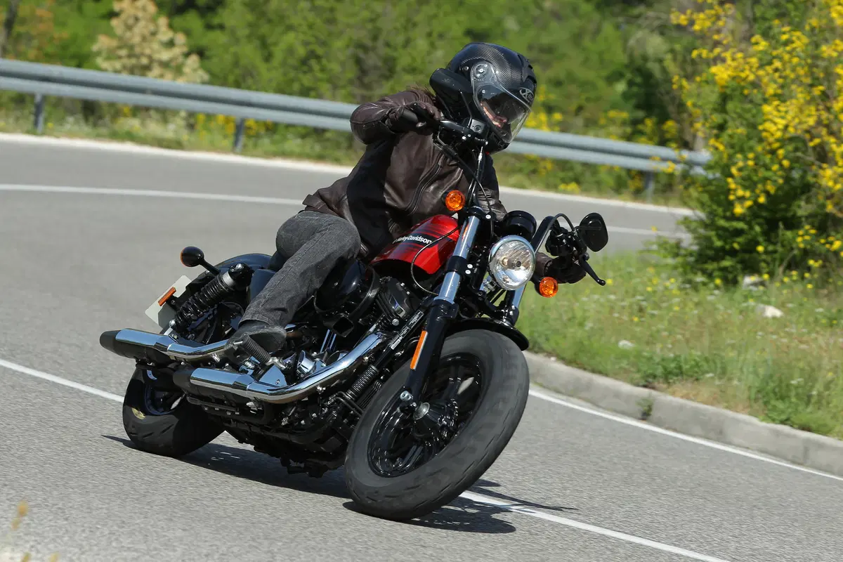 Harley-Davidson Iron 1200 e Forty-Eight Special TEST (8)