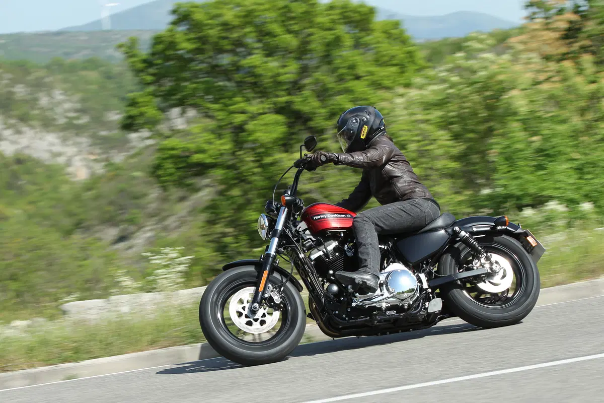 Harley-Davidson Iron 1200 e Forty-Eight Special TEST (10)