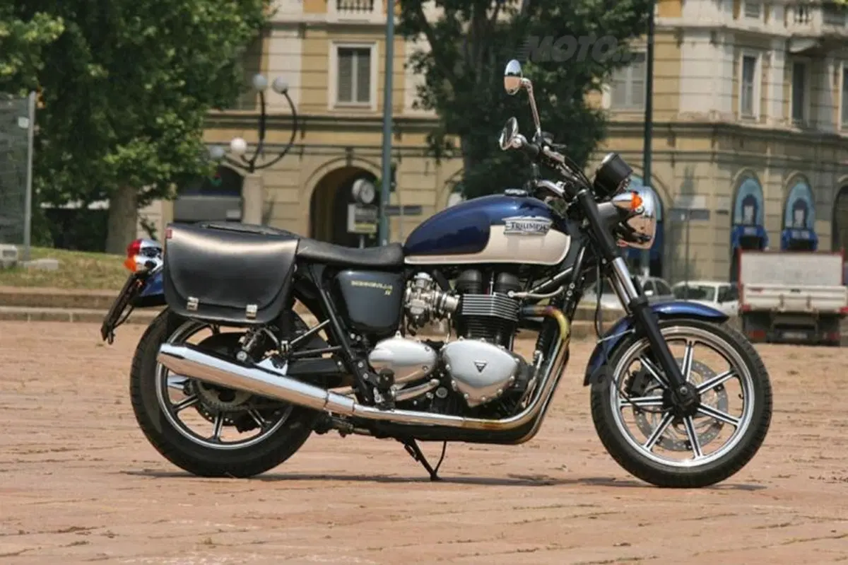 TRIUMPH Bonneville SE (2)
