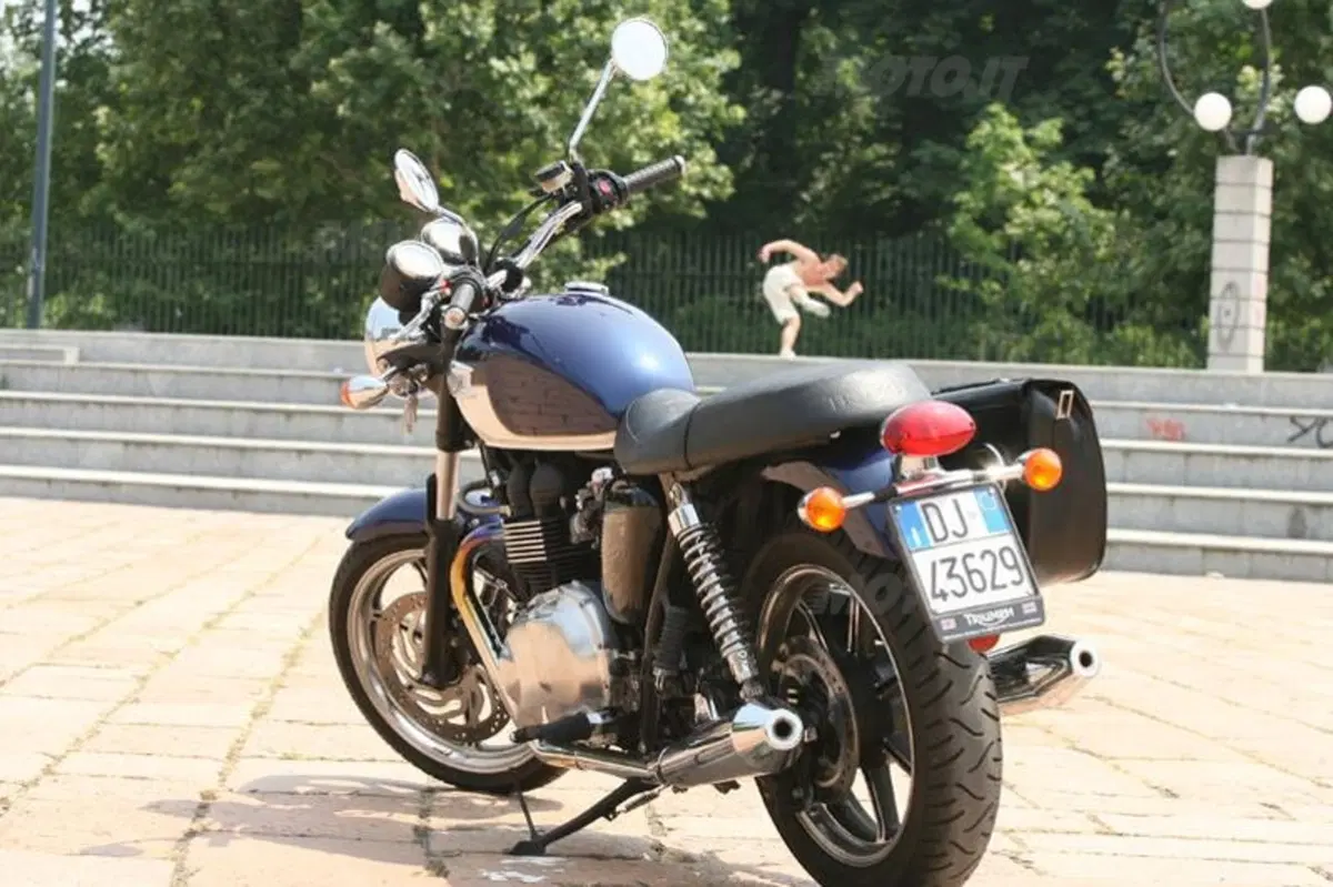 TRIUMPH Bonneville SE (3)