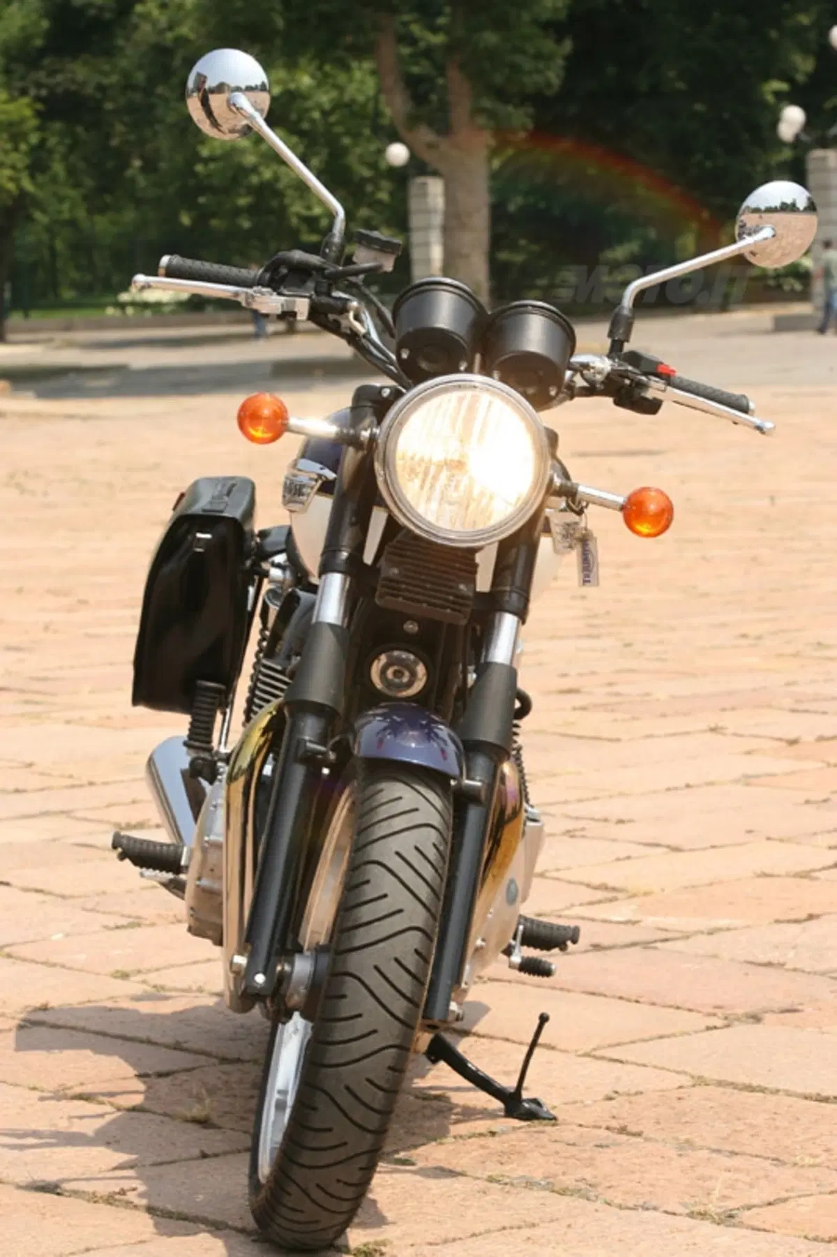 TRIUMPH Bonneville SE (4)