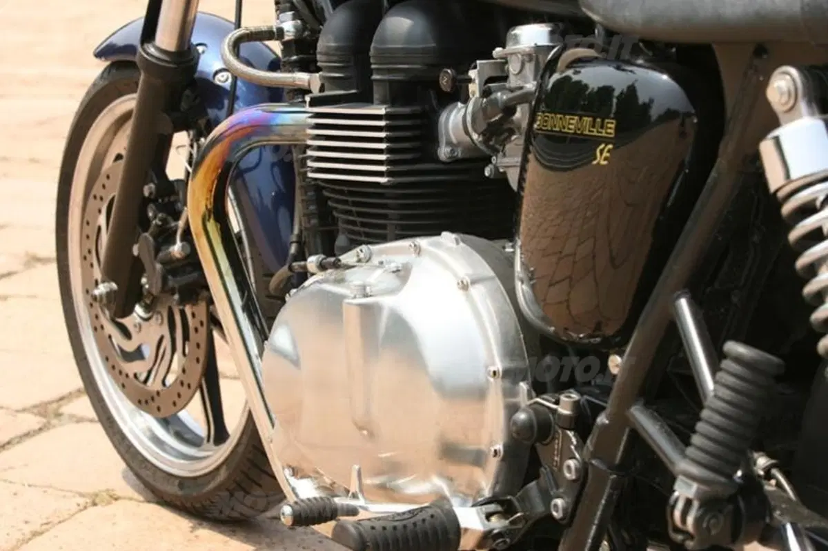 TRIUMPH Bonneville SE (6)