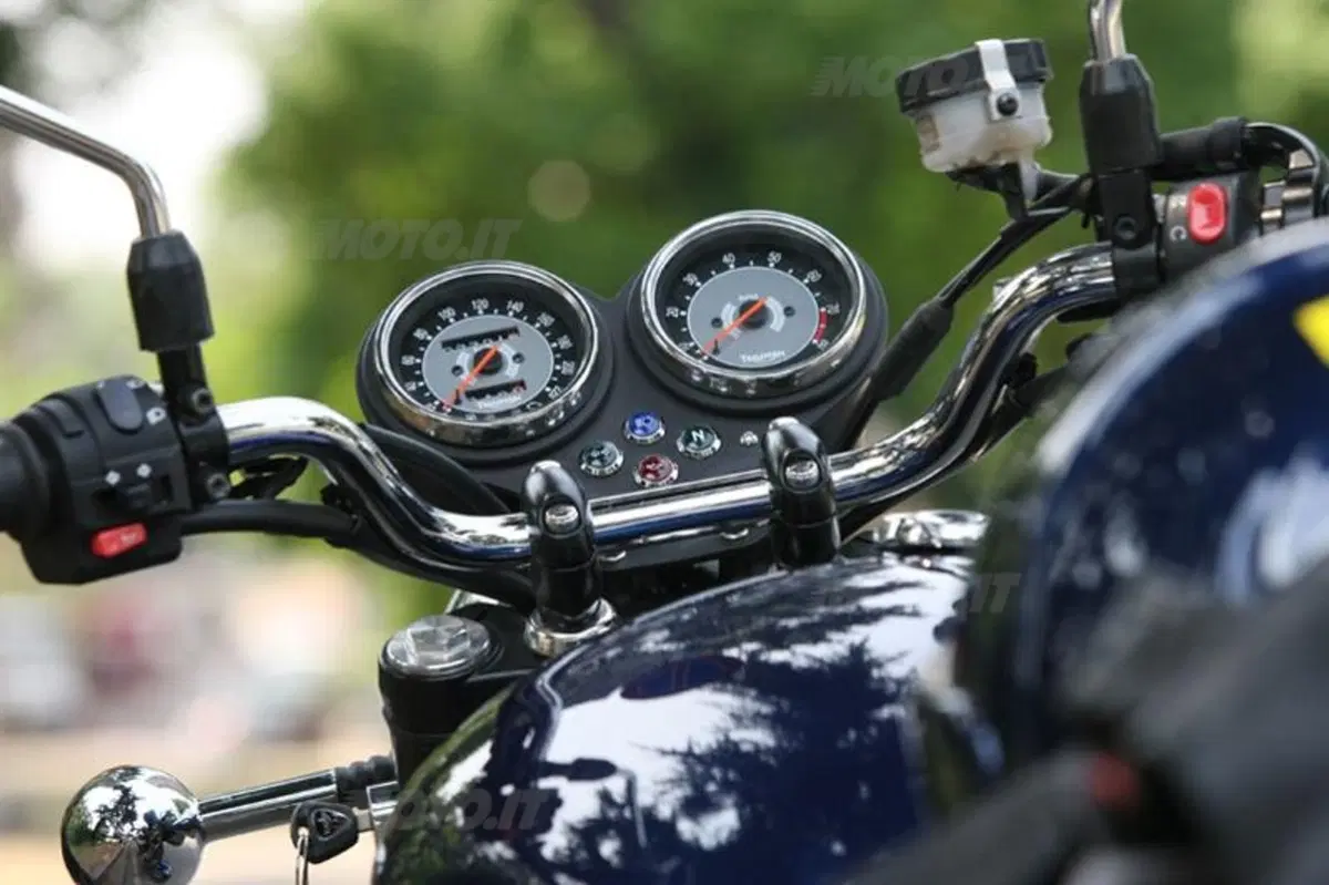 TRIUMPH Bonneville SE (7)