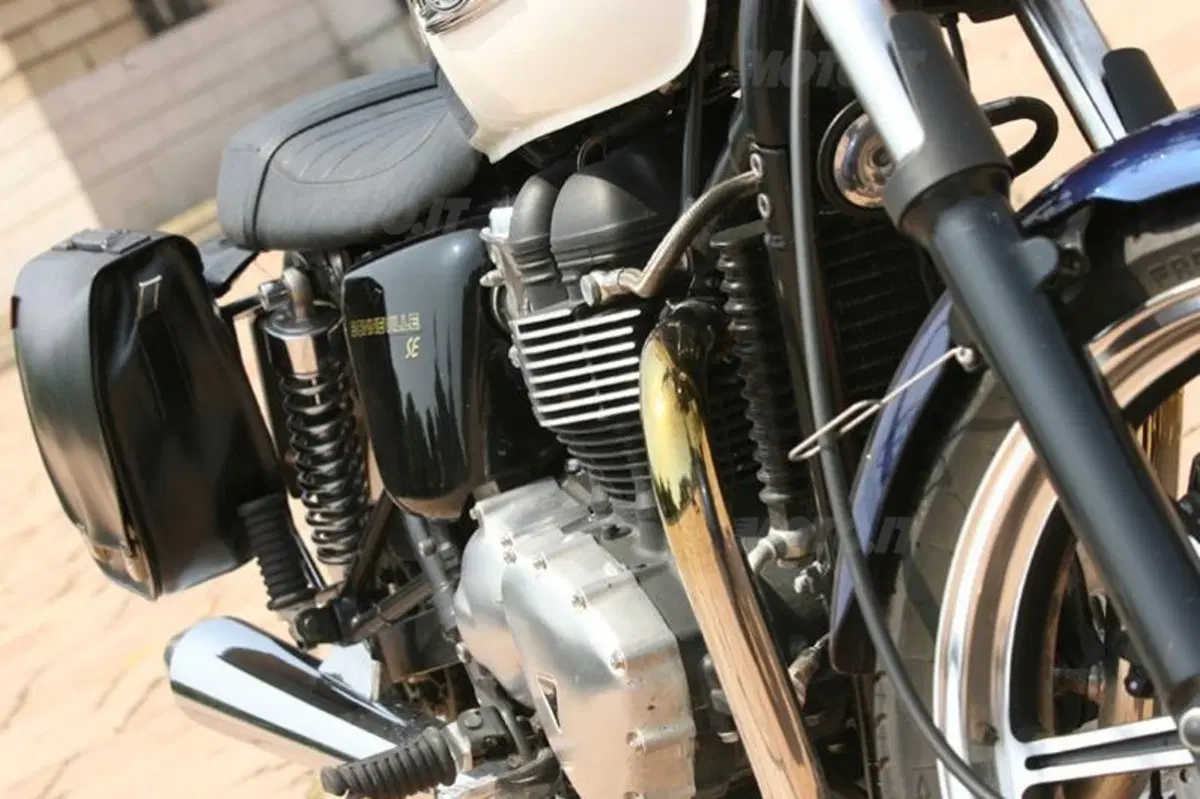 TRIUMPH Bonneville SE (8)
