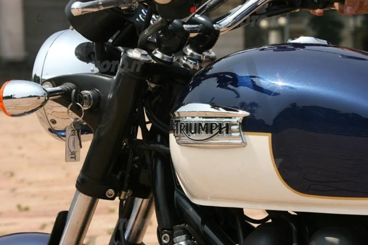 TRIUMPH Bonneville SE (9)