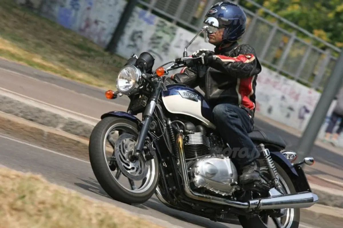 TRIUMPH Bonneville SE (11)