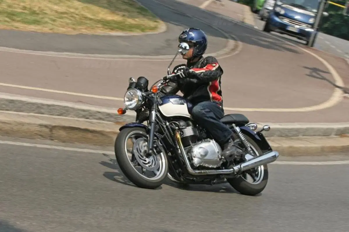 TRIUMPH Bonneville SE (15)