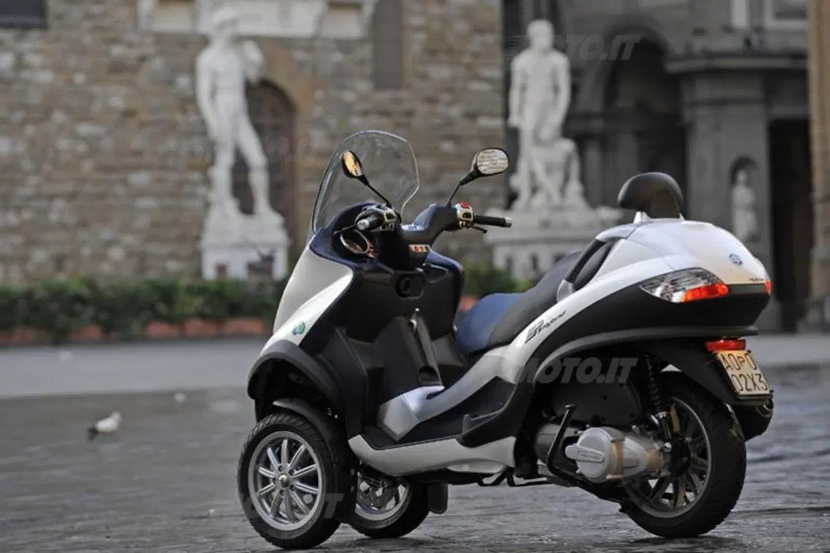 PIAGGIO MP3 Hybrid (2)